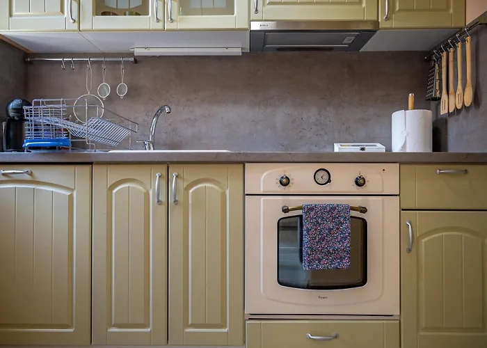 Elegant Spotless In Center Apartment *